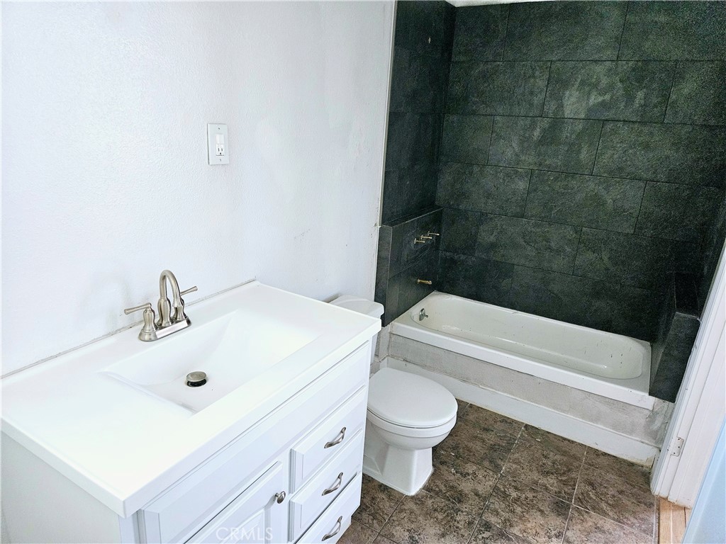 https://media.crmls.org/medias/2e3e8300-f3c0-46f3-8126-b2e0b4f3e169.jpg?preset=X-Large