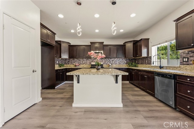 Detail Gallery Image 9 of 49 For 4759 Brison Ct, Jurupa Valley,  CA 91752 - 5 Beds | 3 Baths