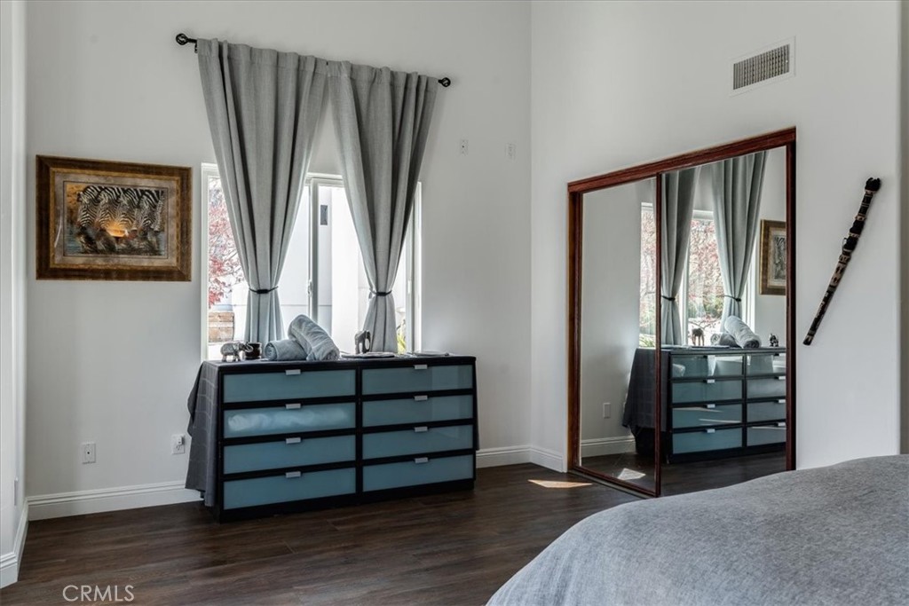 https://media.crmls.org/medias/2e484b50-ccee-4643-b61a-12cf7bbb4525.jpg?preset=X-Large