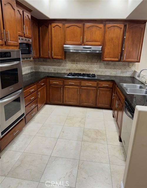 Detail Gallery Image 5 of 14 For 10007 White Oak, Northridge,  CA 91325 - 5 Beds | 5 Baths