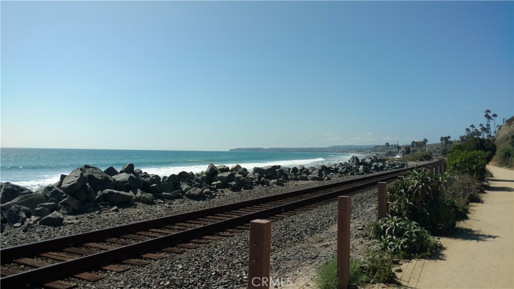 https://media.crmls.org/medias/2e4f74bc-ab2b-4427-8553-e74375887f3a.jpg?preset=X-Large