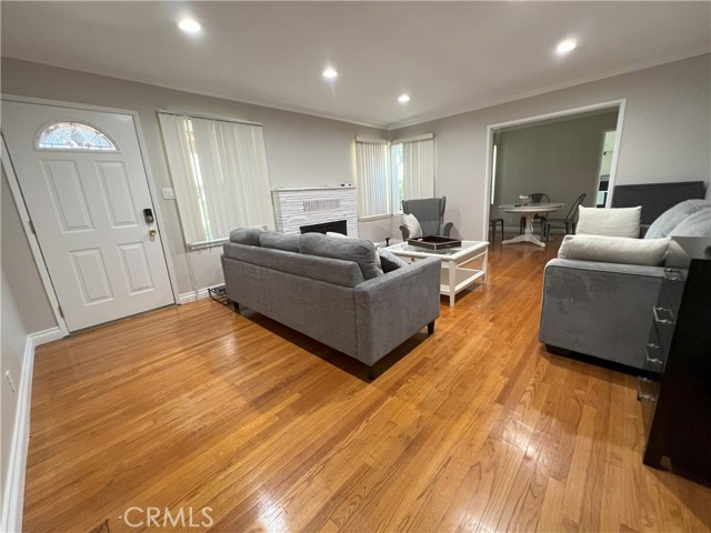 Detail Gallery Image 3 of 14 For 392 N Batavia St, Orange,  CA 92868 - 5 Beds | 3 Baths