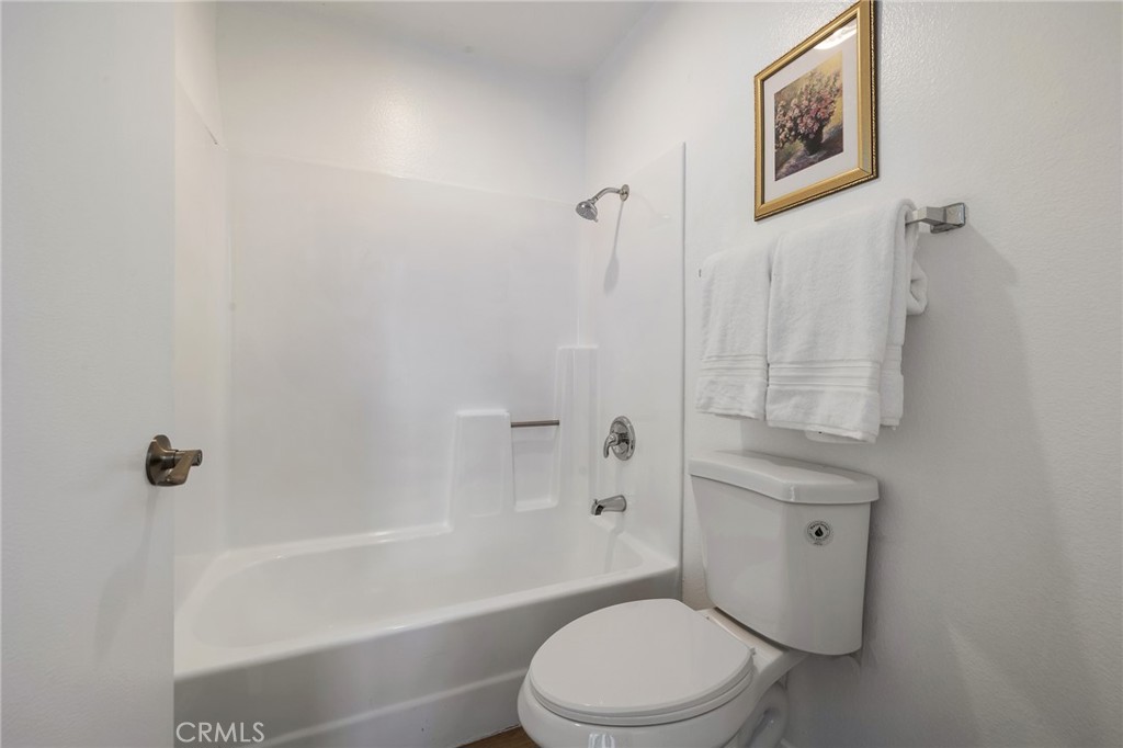https://media.crmls.org/medias/2e5357c9-adf3-4b31-b892-e06fb243da6f.jpg?preset=X-Large