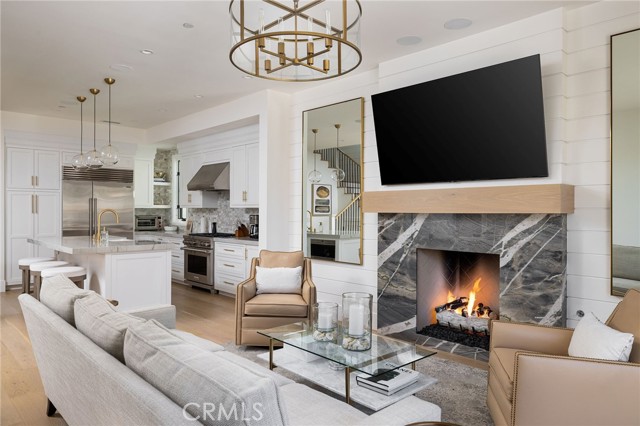 702 Poinsettia Avenue, Corona del Mar CA: https://media.crmls.org/medias/2e56efe9-6277-4c3c-95e8-b6115f9d58c2.jpg