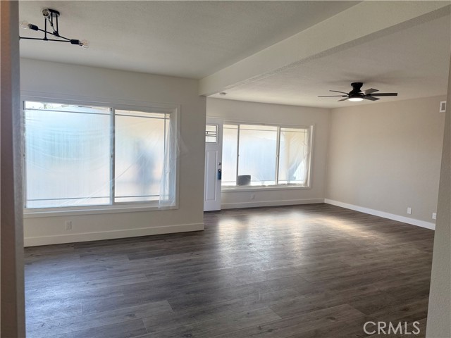 880 S State Street, Hemet CA: https://media.crmls.org/medias/2e57dae3-4cd3-4a9c-8f4d-4ad192327507.jpg