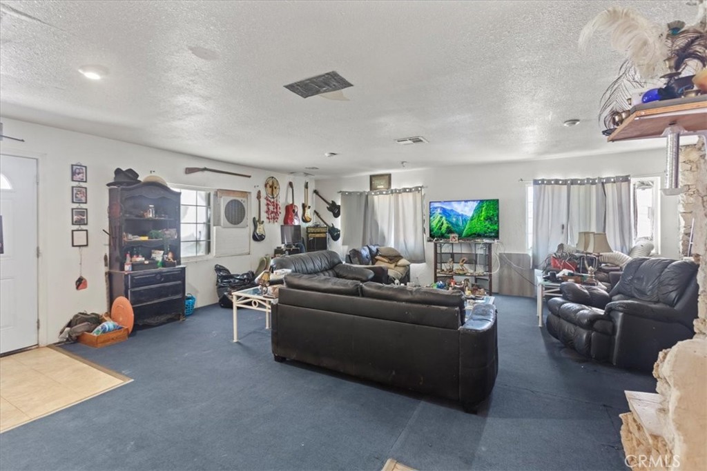 https://media.crmls.org/medias/2e58eda5-f12b-4161-90f5-05913b3bc43e.jpg?preset=X-Large