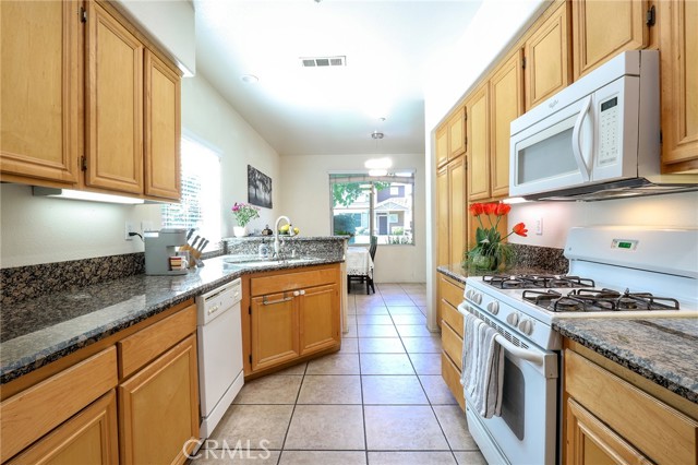 Detail Gallery Image 11 of 39 For 3738 Springmount St, Riverside,  CA 92501 - 3 Beds | 2/1 Baths