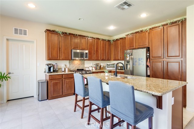 Detail Gallery Image 8 of 22 For 18086 Tanzanite, San Bernardino,  CA 92407 - 5 Beds | 3 Baths