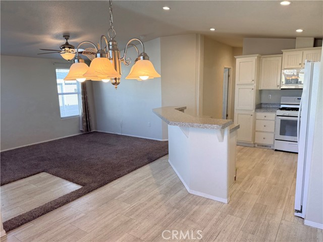 Detail Gallery Image 10 of 26 For 4400 W Florida #215,  Hemet,  CA 92545 - 2 Beds | 2 Baths