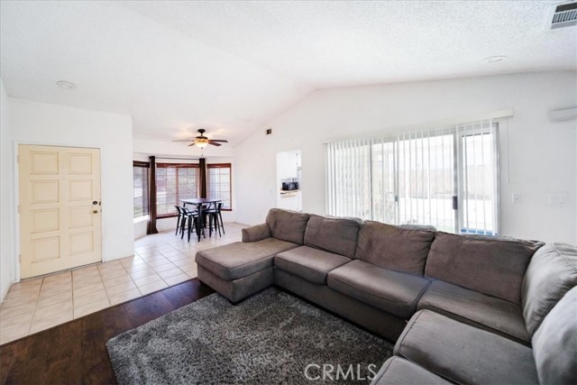 Detail Gallery Image 11 of 29 For 11231 Heathrow Dr, Riverside,  CA 92503 - 2 Beds | 2 Baths