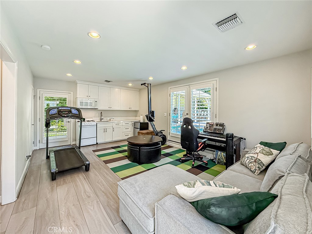 https://media.crmls.org/medias/2e5fdab4-305b-4461-af16-5930a9a63e23.jpg?preset=X-Large