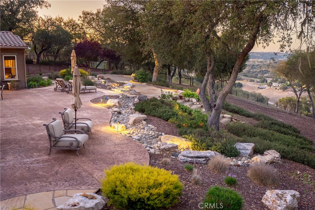 https://media.crmls.org/medias/2e61f927-376b-4d32-be89-23381e2c2f86.jpg?preset=X-Large