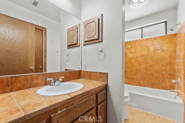 18510 Santa Fe Avenue, San Bernardino CA: https://media.crmls.org/medias/2e62dec8-efc6-4559-b72d-23945d50b9fb.jpg
