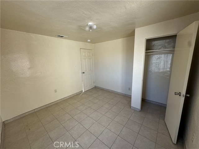 Detail Gallery Image 6 of 13 For 15564 1st St, Victorville,  CA 92395 - 4 Beds | 2 Baths