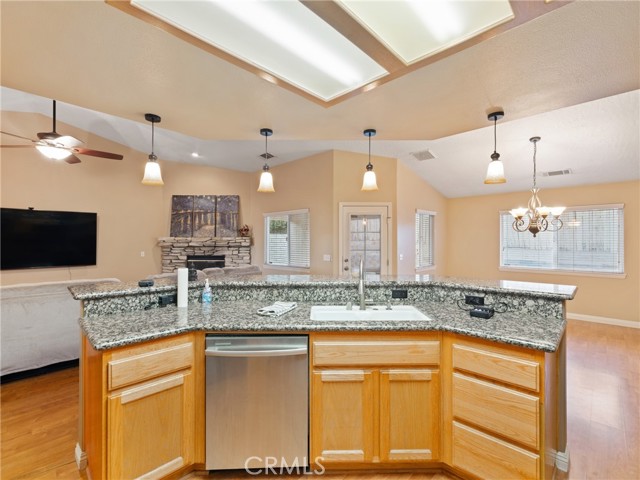 Detail Gallery Image 12 of 30 For 12550 Whispering Spring Rd, Victorville,  CA 92395 - 3 Beds | 2 Baths