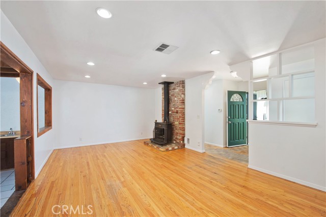 Detail Gallery Image 4 of 42 For 9655 Gothic, North Hills,  CA 91343 - 3 Beds | 2 Baths