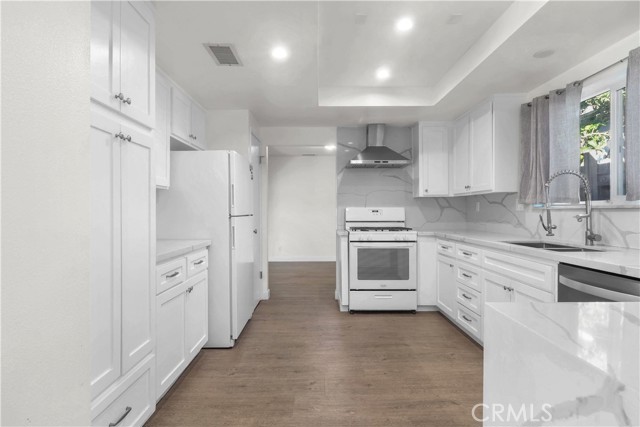 10829 Firmona Avenue photo 9