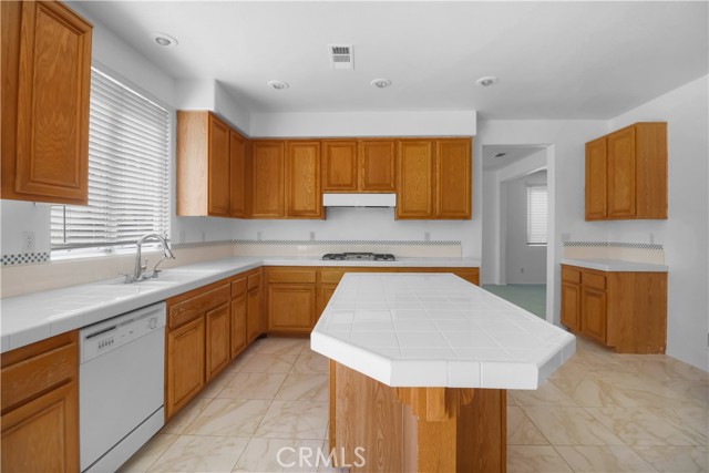 Detail Gallery Image 9 of 40 For 842 W Orange Heights Ln, Corona,  CA 92882 - 5 Beds | 2/1 Baths