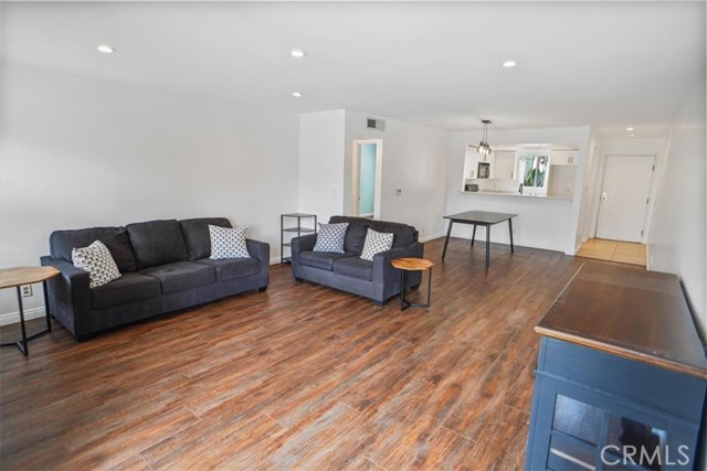 Detail Gallery Image 4 of 14 For 11230 Peach Grove St #206,  North Hollywood,  CA 91601 - 2 Beds | 2 Baths