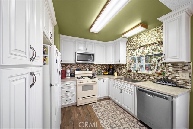 Detail Gallery Image 13 of 29 For 2313 Mesquite, Corona,  CA 92882 - 3 Beds | 2 Baths