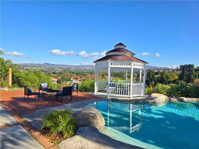 Detail Gallery Image 2 of 71 For 266 S via Montanera, Anaheim Hills,  CA 92807 - 4 Beds | 2/1 Baths