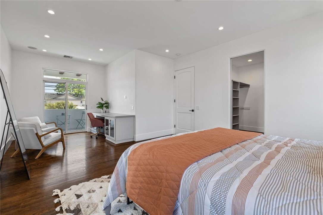 Detail Gallery Image 23 of 44 For 3496 Redwood Ave, Los Angeles,  CA 90066 - 4 Beds | 4/1 Baths