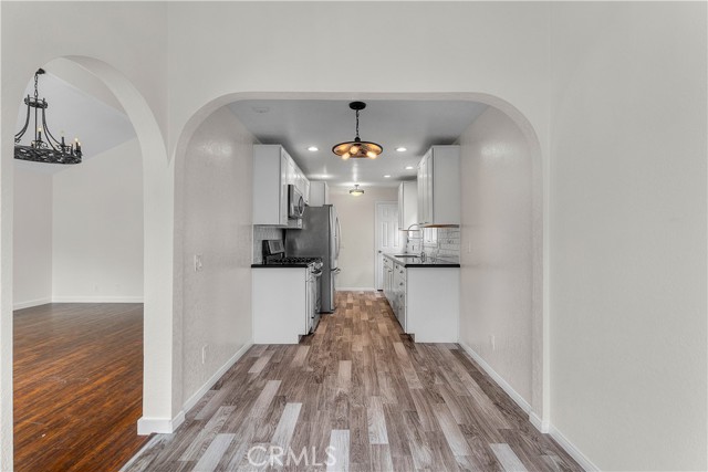 211 La Verne Avenue, Long Beach CA: https://media.crmls.org/medias/2e7745a0-c5cf-4c47-b527-ed78967b507c.jpg