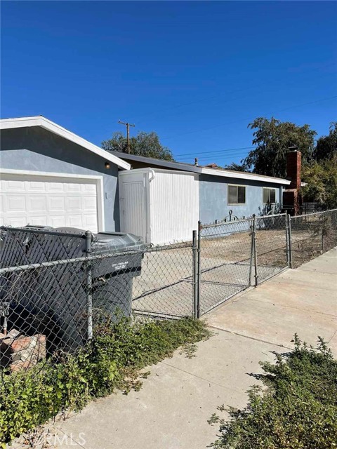 SIDE OF HOME WITH ENCLOSED DEN LEADING TO GARAGE