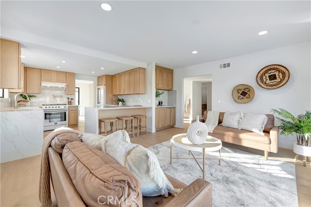 Detail Gallery Image 4 of 49 For 21211 Binghampton Cir, Huntington Beach,  CA 92646 - 4 Beds | 3 Baths