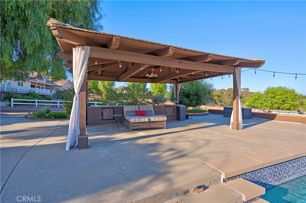 https://media.crmls.org/medias/2e7d4a96-0bf4-4fa4-afbf-fb598b748345.jpg?preset=X-Large