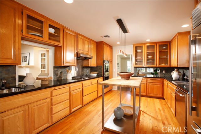 Detail Gallery Image 8 of 35 For 1624 Santa Barbara Ave, Glendale,  CA 91208 - 4 Beds | 3 Baths