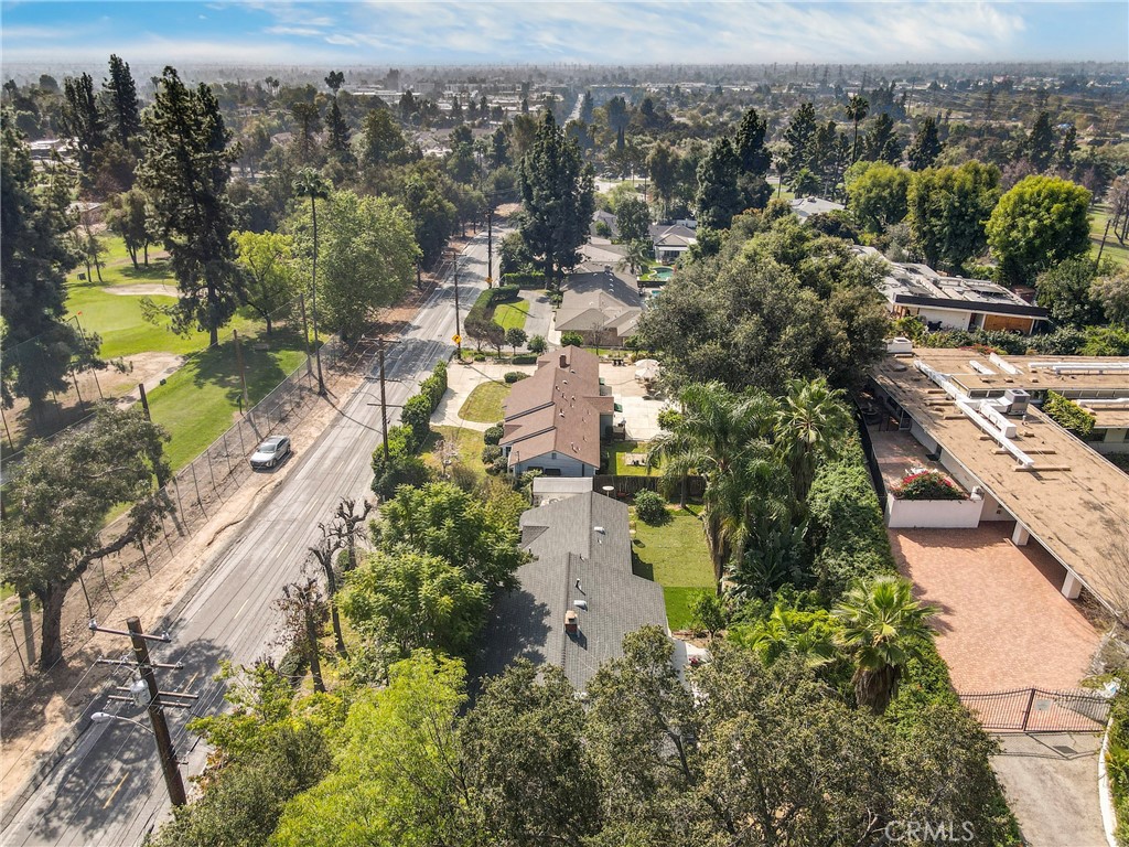 https://media.crmls.org/medias/2e81a4de-43b5-4ce1-9769-525067e5345f.jpg?preset=X-Large