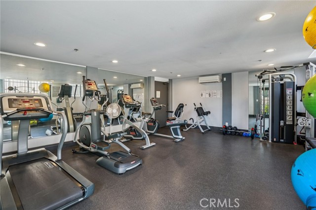 Detail Gallery Image 3 of 27 For 11162 Camarillo St #206,  –,  CA 91602 - 2 Beds | 2 Baths