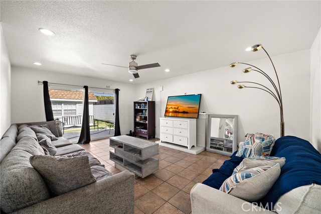 Detail Gallery Image 4 of 37 For 590 Traverse Dr, Costa Mesa,  CA 92626 - 4 Beds | 3 Baths