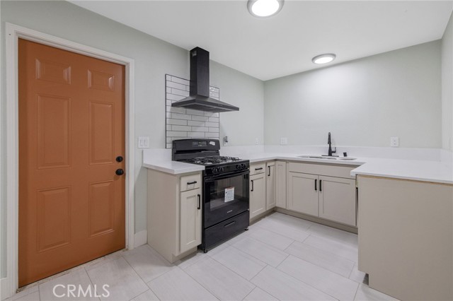 Detail Gallery Image 8 of 27 For 2452 S Holloway Ave, Fresno,  CA 93725 - 3 Beds | 1 Baths