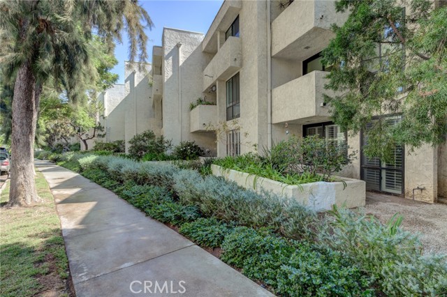 Detail Gallery Image 2 of 44 For 8400 De Longpre Ave #205,  West Hollywood,  CA 90069 - 2 Beds | 2 Baths