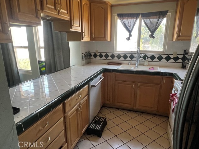 946 W Woodcrest Street, Bloomington CA: https://media.crmls.org/medias/2e8862a9-8dfa-4040-8768-35b5eb998e4f.jpg