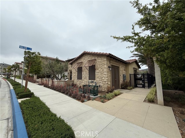 19256 Merryweather Drive, Canyon Country CA: https://media.crmls.org/medias/2e89b288-b94c-4d64-ab38-6489e7887678.jpg