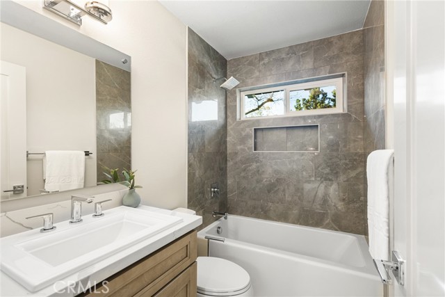 11 Thunder Trail, Irvine CA: https://media.crmls.org/medias/2e8ac0a3-a255-4c56-8df6-e2d6243c647a.jpg