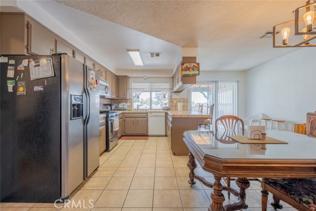 5111 W Avenue M2, Lancaster CA: https://media.crmls.org/medias/2e8d423e-afd4-4777-bead-90f13da4f356.jpg