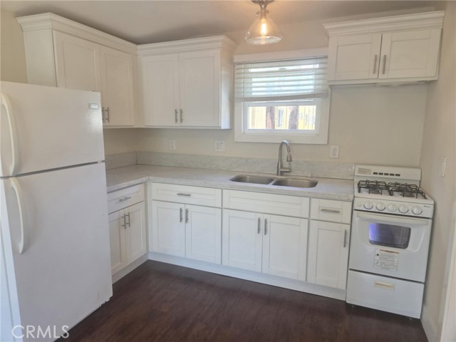1517 E 1st Street, Long Beach CA: https://media.crmls.org/medias/2e90c294-5989-45b6-8d01-2d10893d9bce.jpg