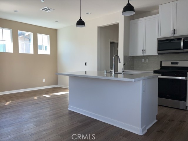 15992 Jaime Lane, Fontana CA: https://media.crmls.org/medias/2e913fe1-4e72-4f0b-b5b3-b74152201781.jpg