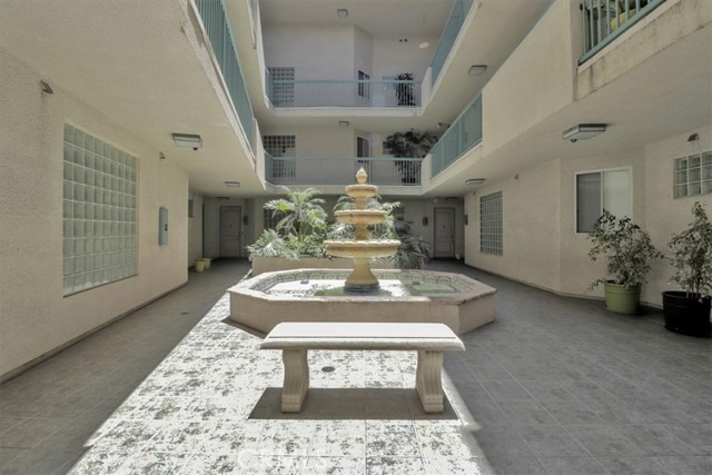 390 S Sepulveda Boulevard, Brentwood CA: https://media.crmls.org/medias/2e9373b8-6342-40c0-8ceb-676552efe70b.jpg