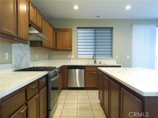 Detail Gallery Image 4 of 9 For 26854 Snow Canyon Cir, Moreno Valley,  CA 92555 - 5 Beds | 3 Baths