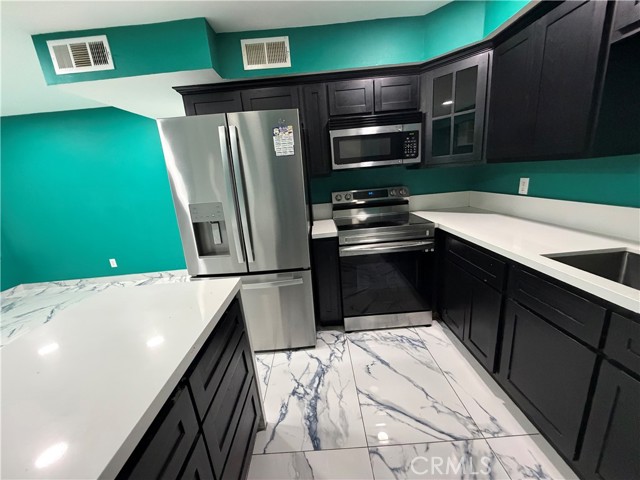 Detail Gallery Image 4 of 29 For 5652 Yolanda Ave #7,  Tarzana,  CA 91356 - 2 Beds | 1 Baths