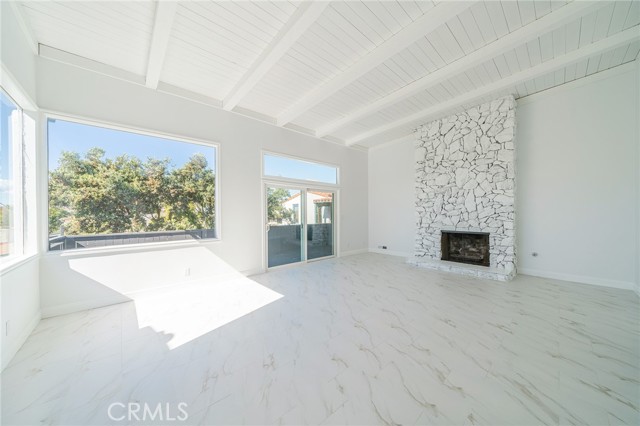 Living room to the balcony