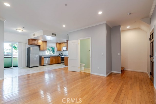 Detail Gallery Image 5 of 26 For 15053 Victory Bld #5,  Van Nuys,  CA 91411 - 2 Beds | 3 Baths