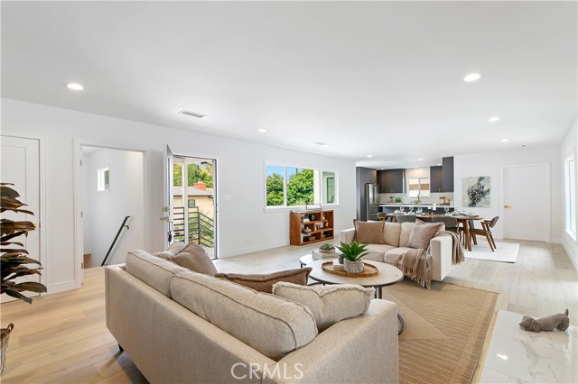 Detail Gallery Image 8 of 51 For 3900 Benedict Canyon Dr, Sherman Oaks,  CA 91423 - 3 Beds | 4 Baths