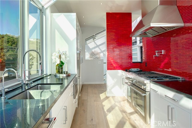 2522 The Strand, Manhattan Beach CA: https://media.crmls.org/medias/2e9b50c7-6ba9-4eba-9214-2ca7b13213f2.jpg