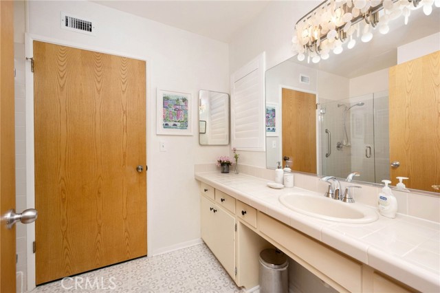 Detail Gallery Image 11 of 15 For 4966 Dunman Ave, Woodland Hills,  CA 91364 - 4 Beds | 2 Baths